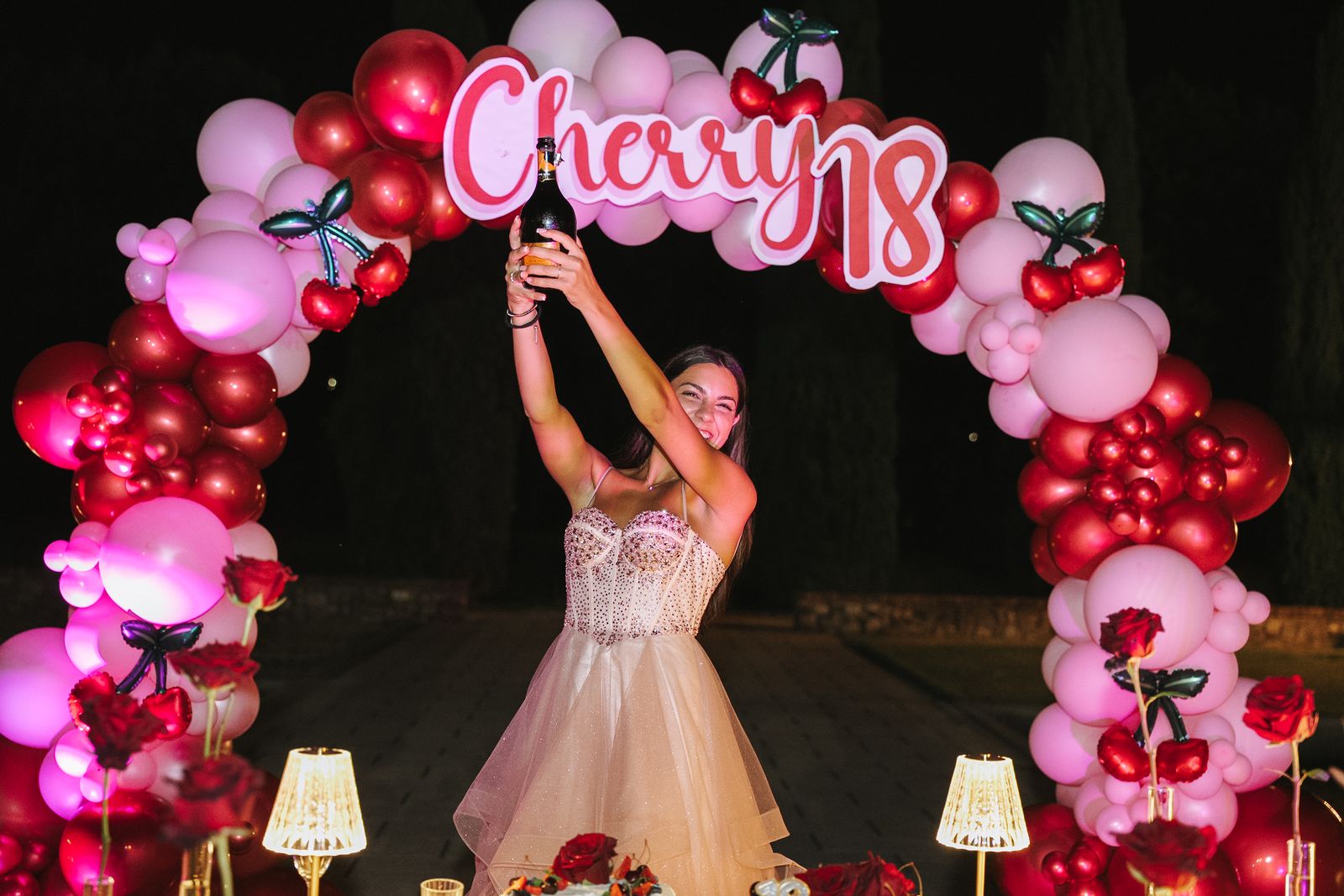 Olivia festeggia con gli amici sotto la scenografia del suo diciottesimo