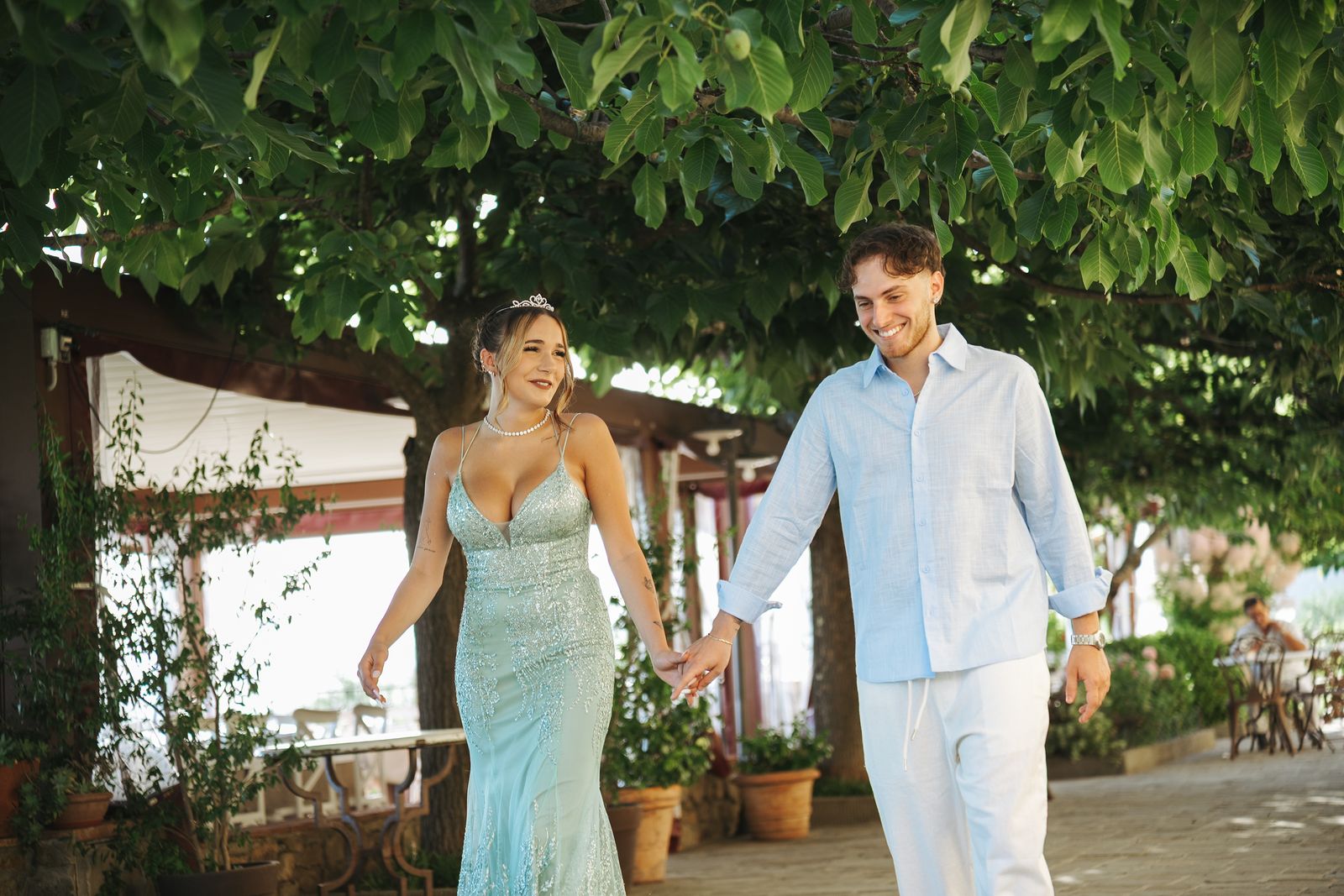 Rebecca passeggia negli spazi dell’Agriturismo Il Pianaccio
