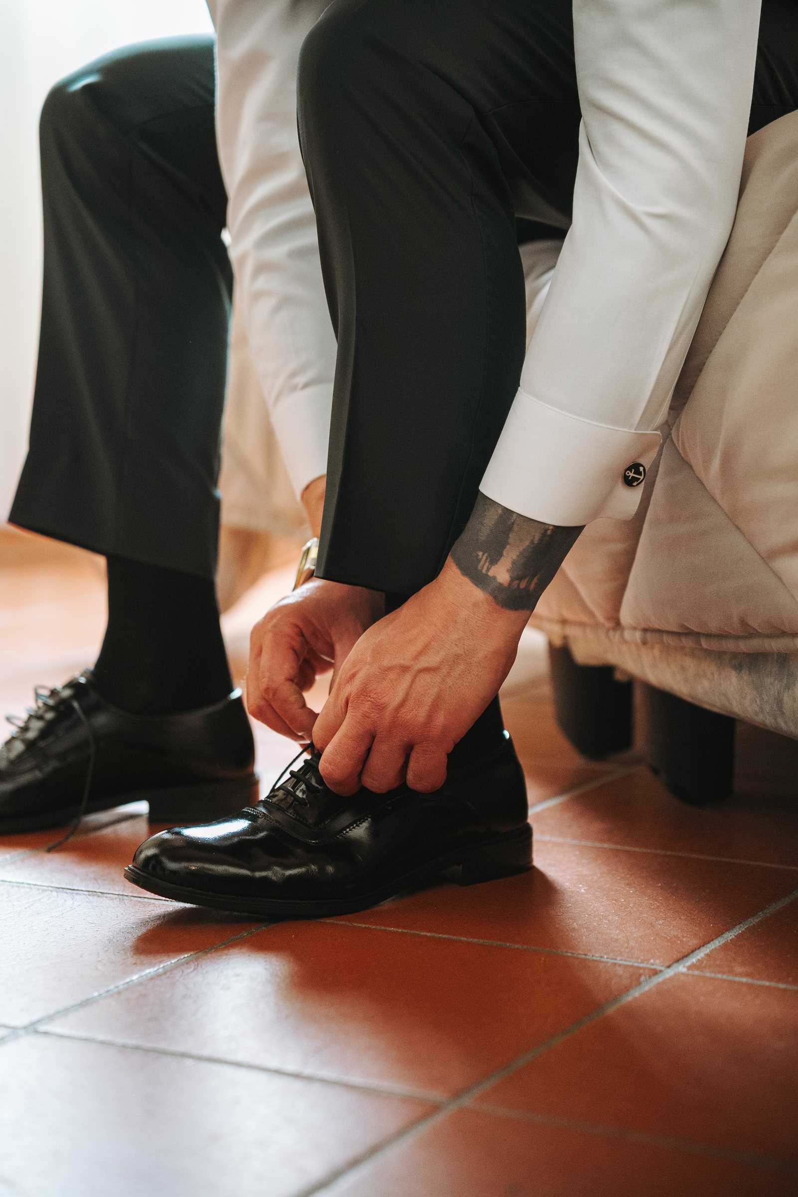 Alessio allaccia le scarpe prima della cerimonia