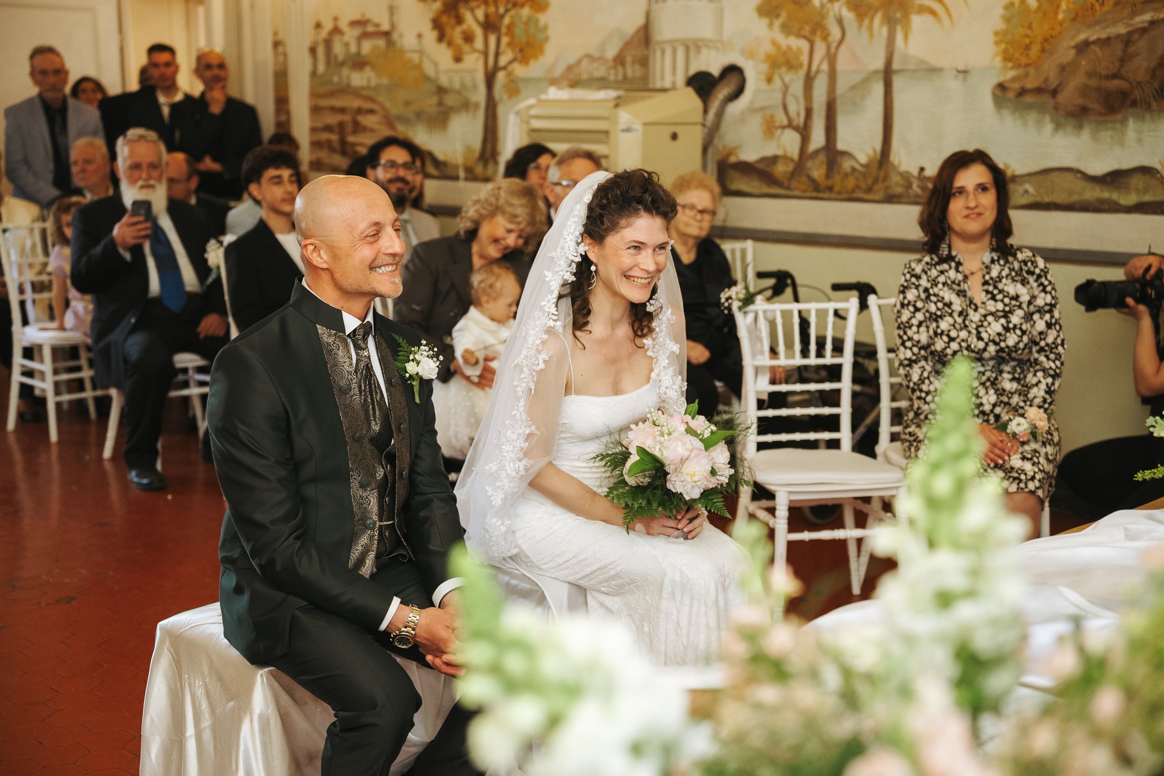Alessio ed Erika sorridono durante la cerimonia