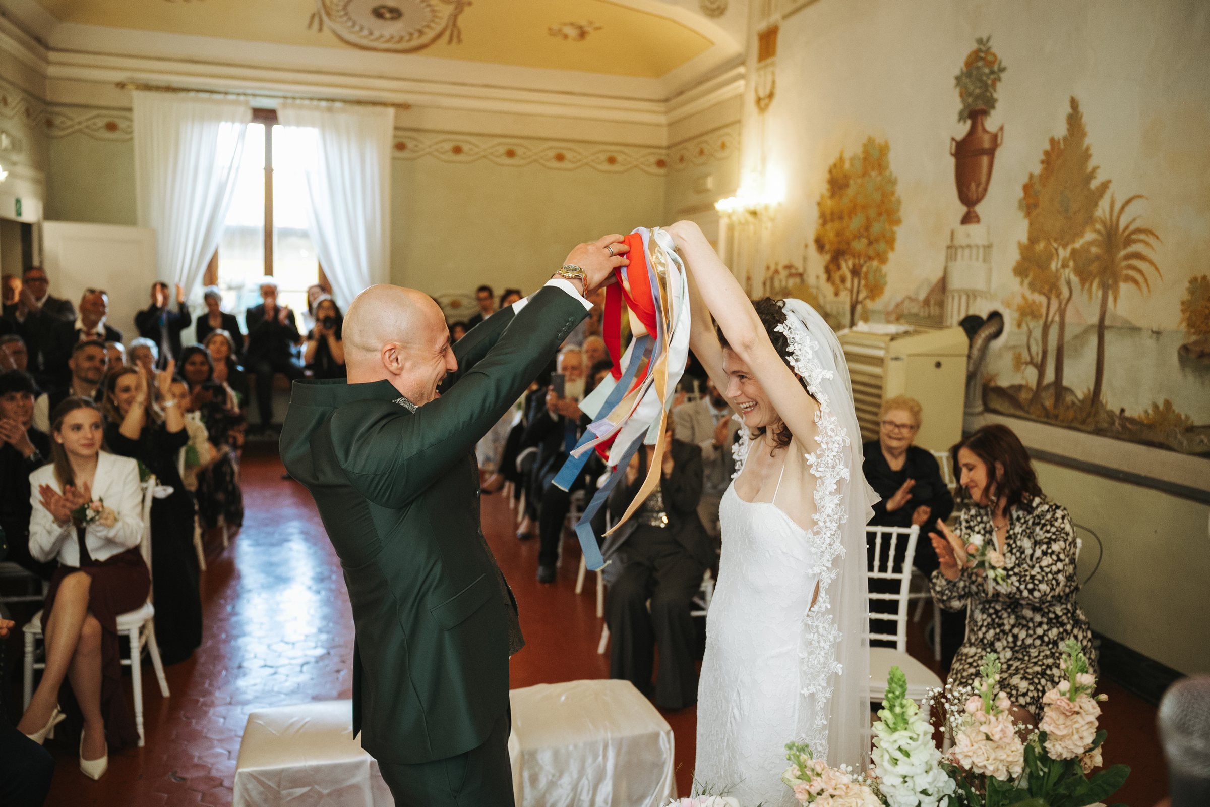 Gli sposi partecipano al rito insieme agli invitati