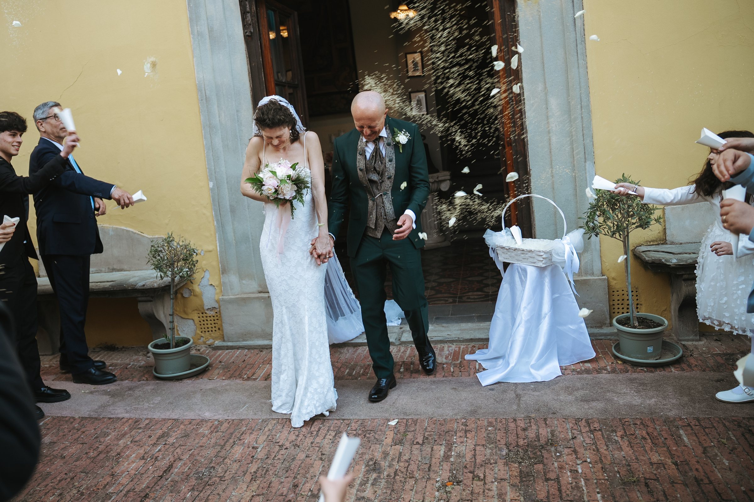 L’uscita degli sposi tra il riso degli invitati