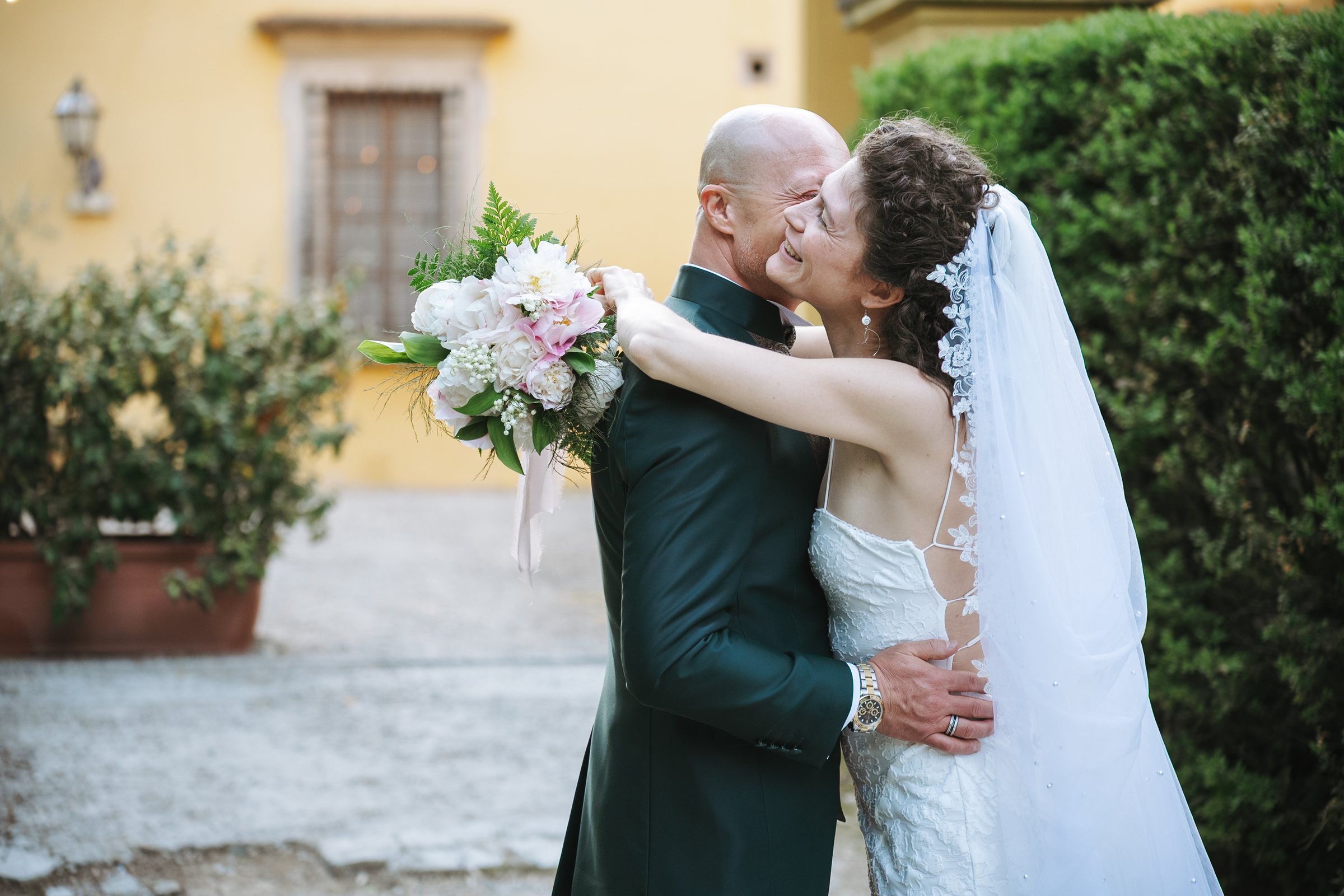 Gli sposi si abbracciano sorridendo