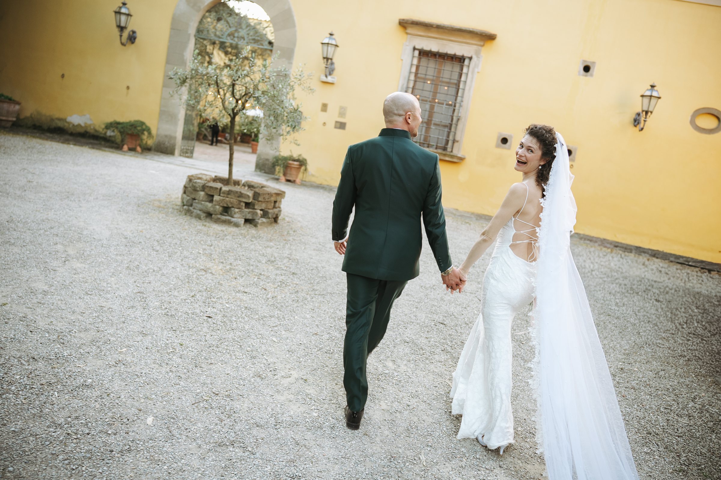 Alessio ed Erika camminano nella corte della location
