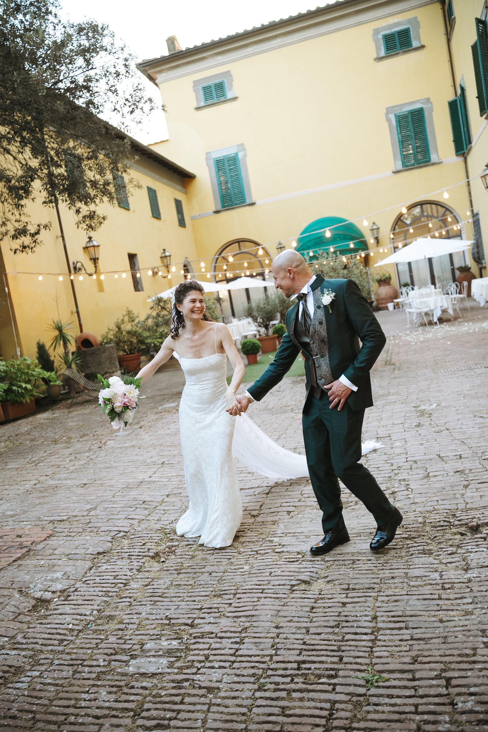 Alessio ed Erika corrono insieme nella corte