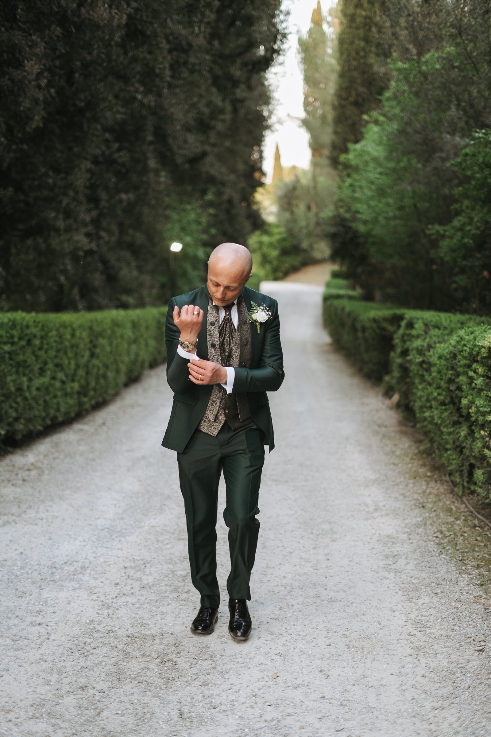 Ritratto di Alessio sul viale della location