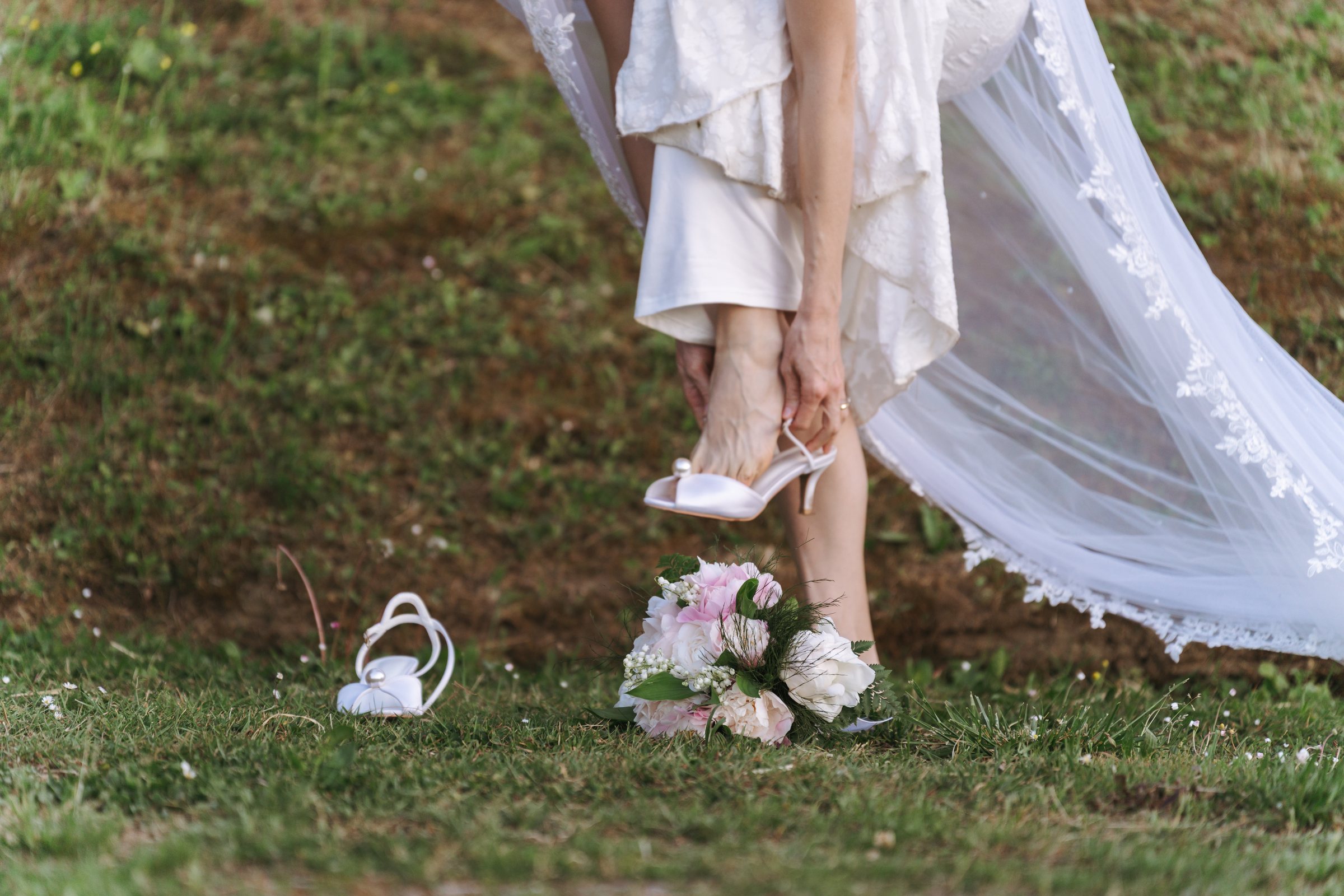 Erika sistema le scarpe sul prato