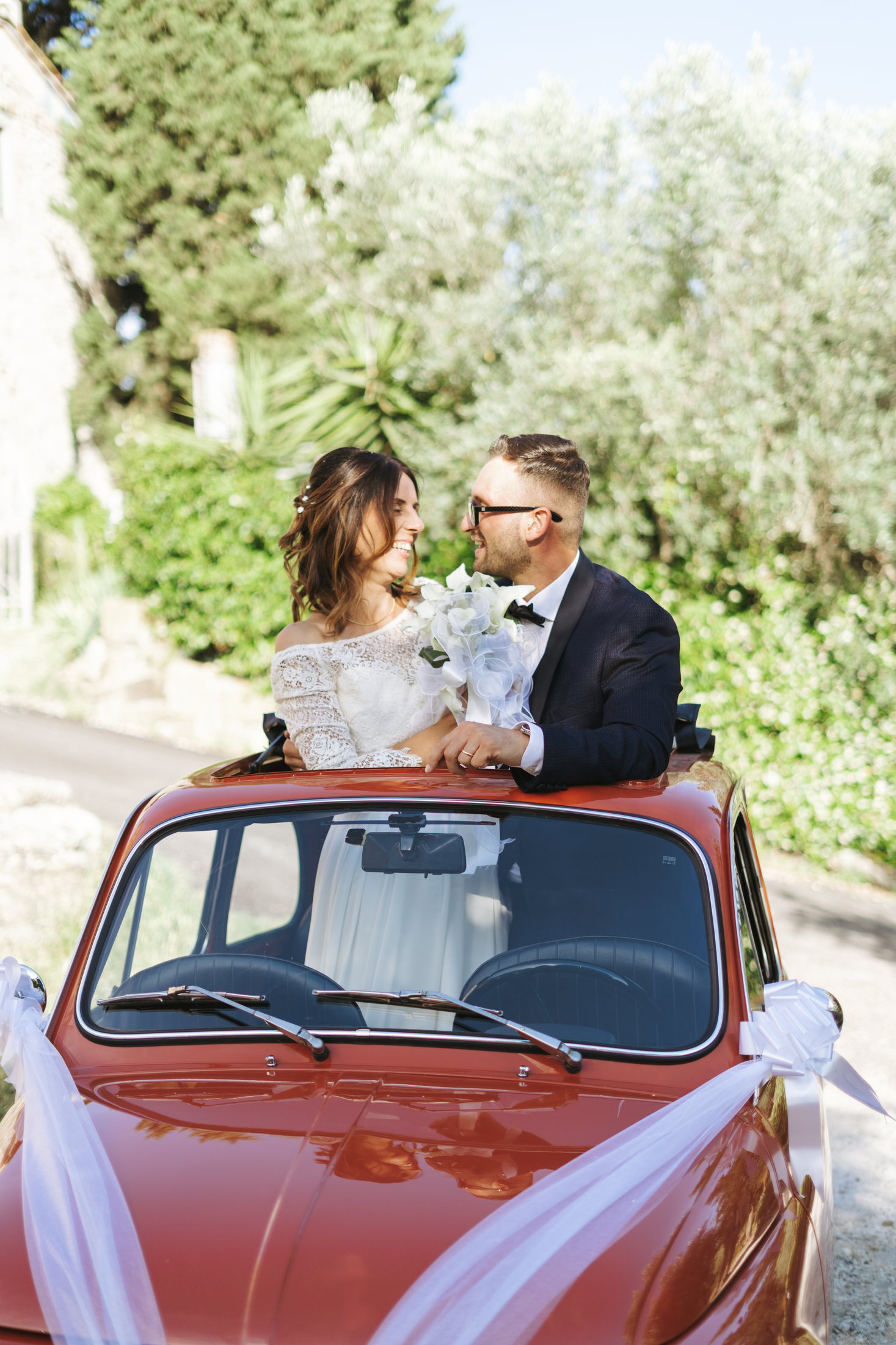 Ritratto degli sposi accanto all’auto