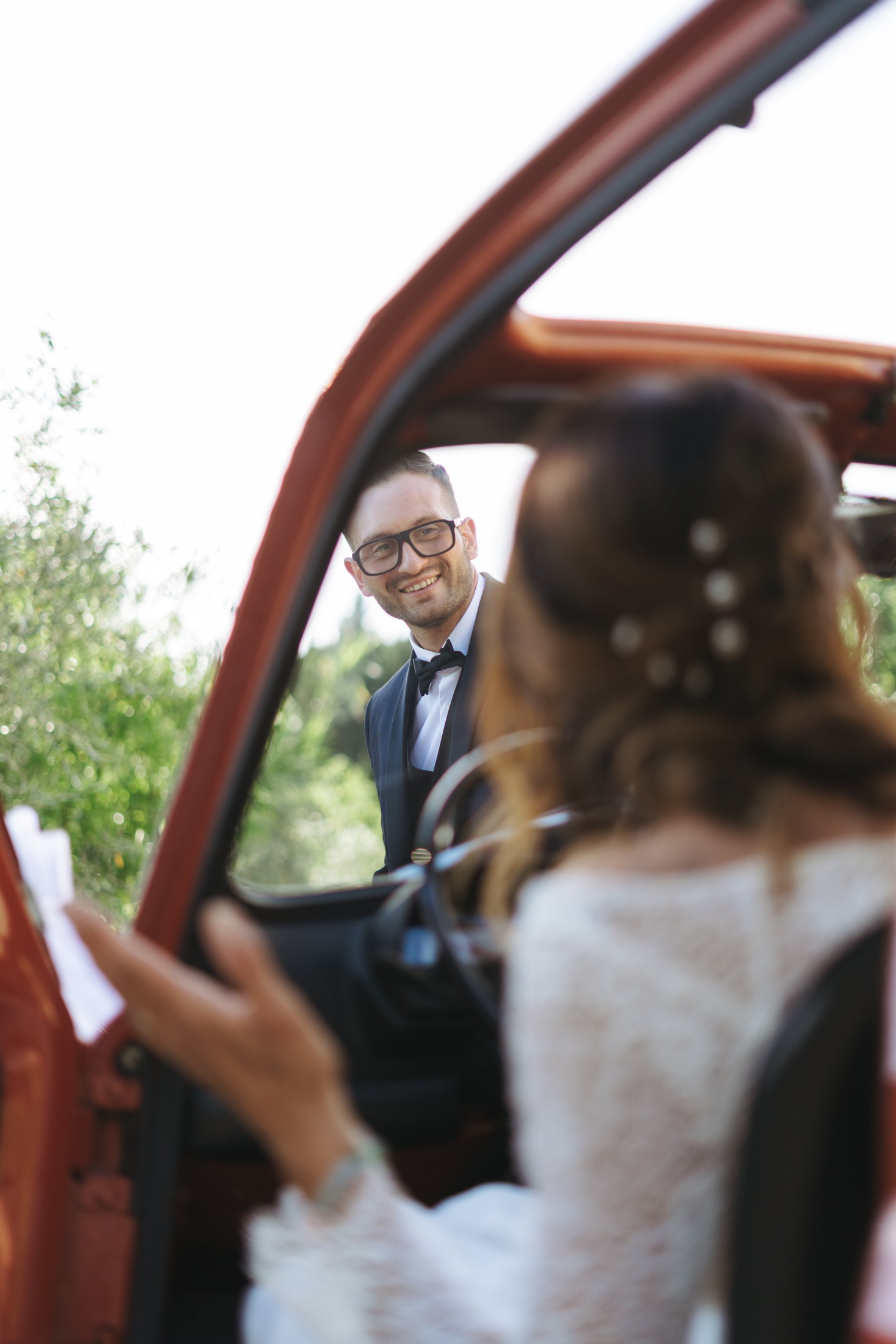 Ritratto di Lorenzo accanto all’auto