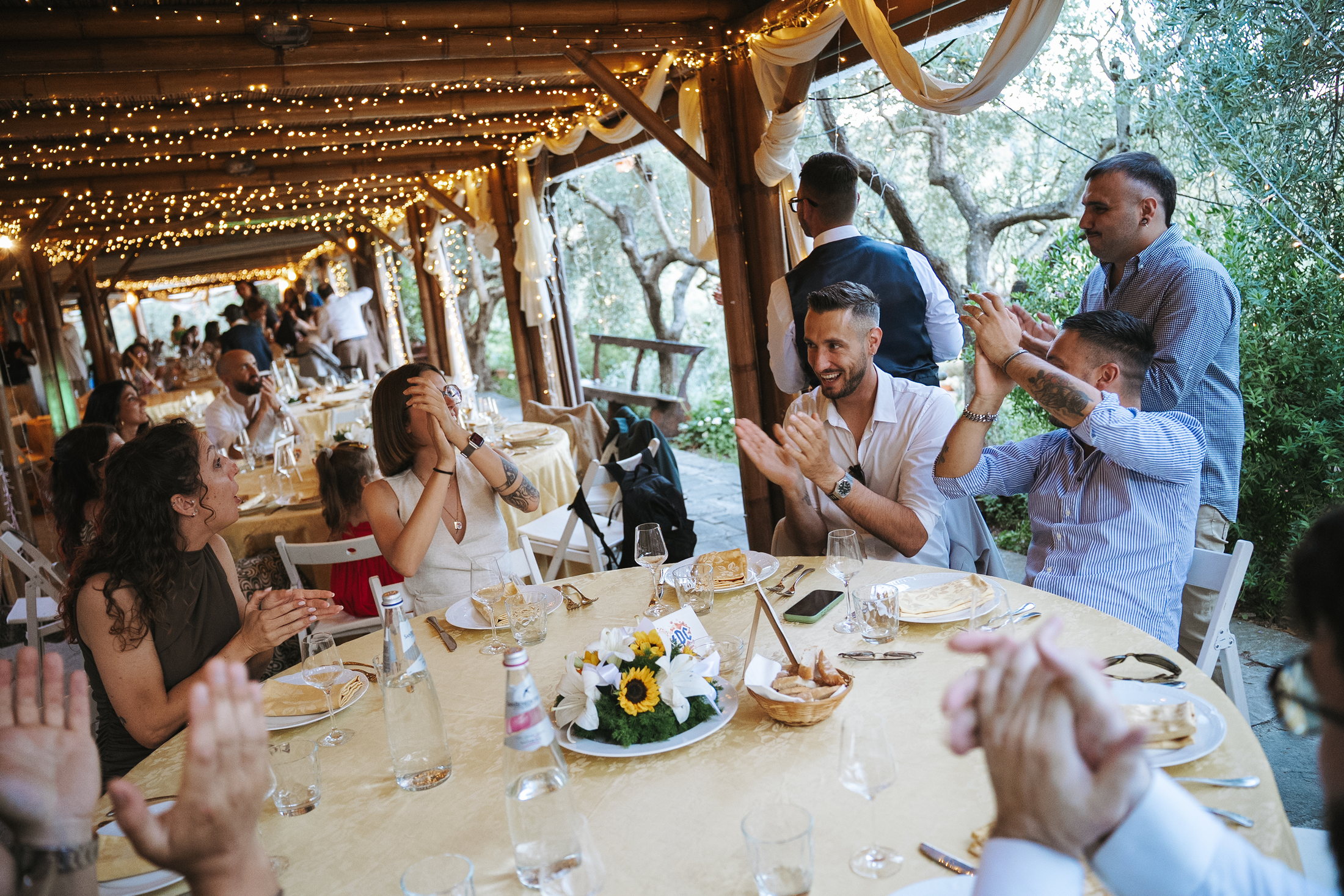 Gli invitati applaudono durante il ricevimento