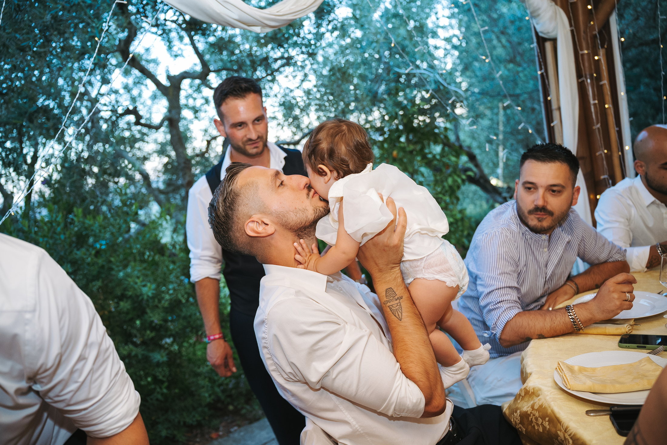 Un momento tenero con un piccolo invitato