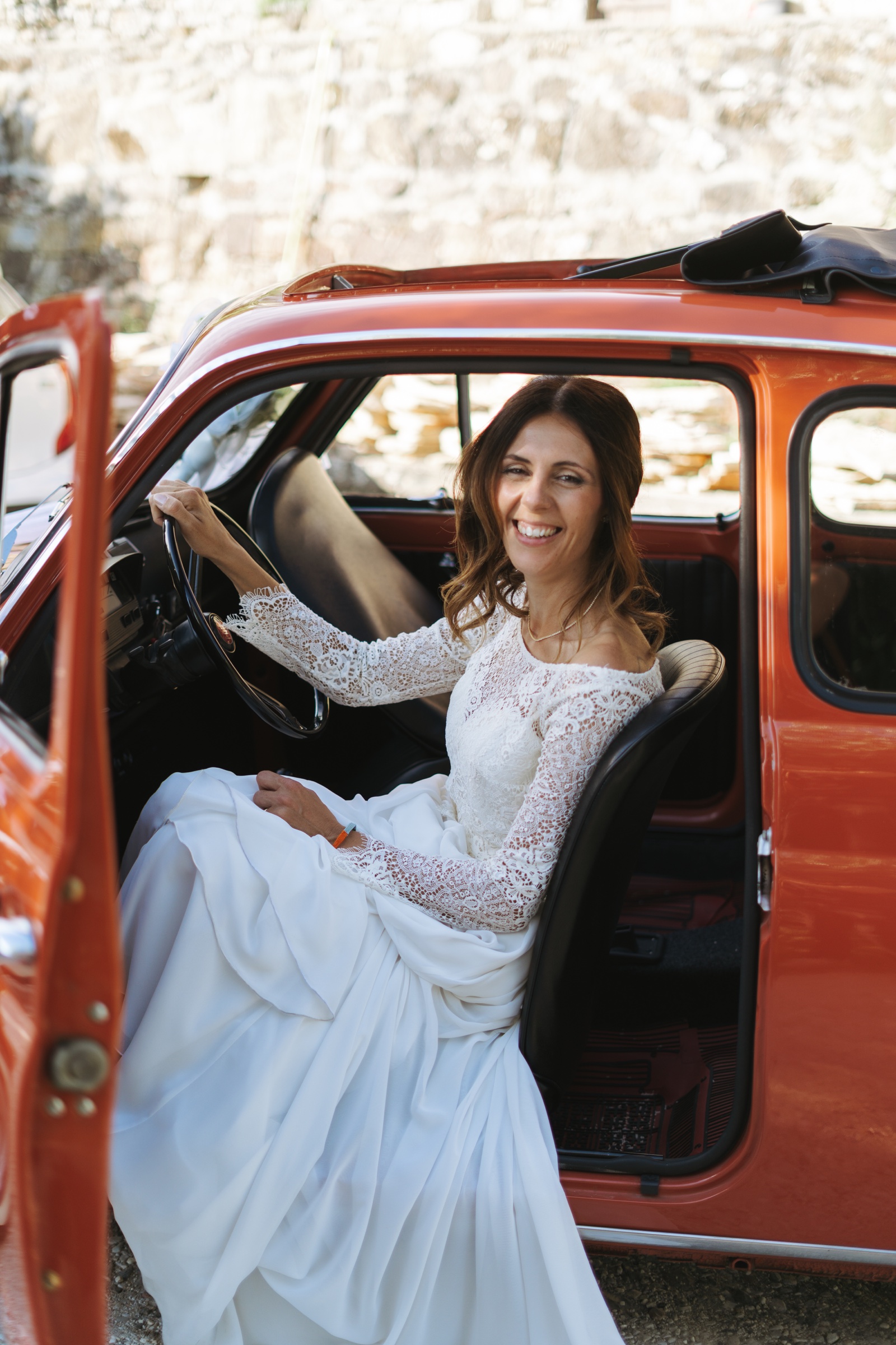 Ilenia sorride al volante dell’auto
