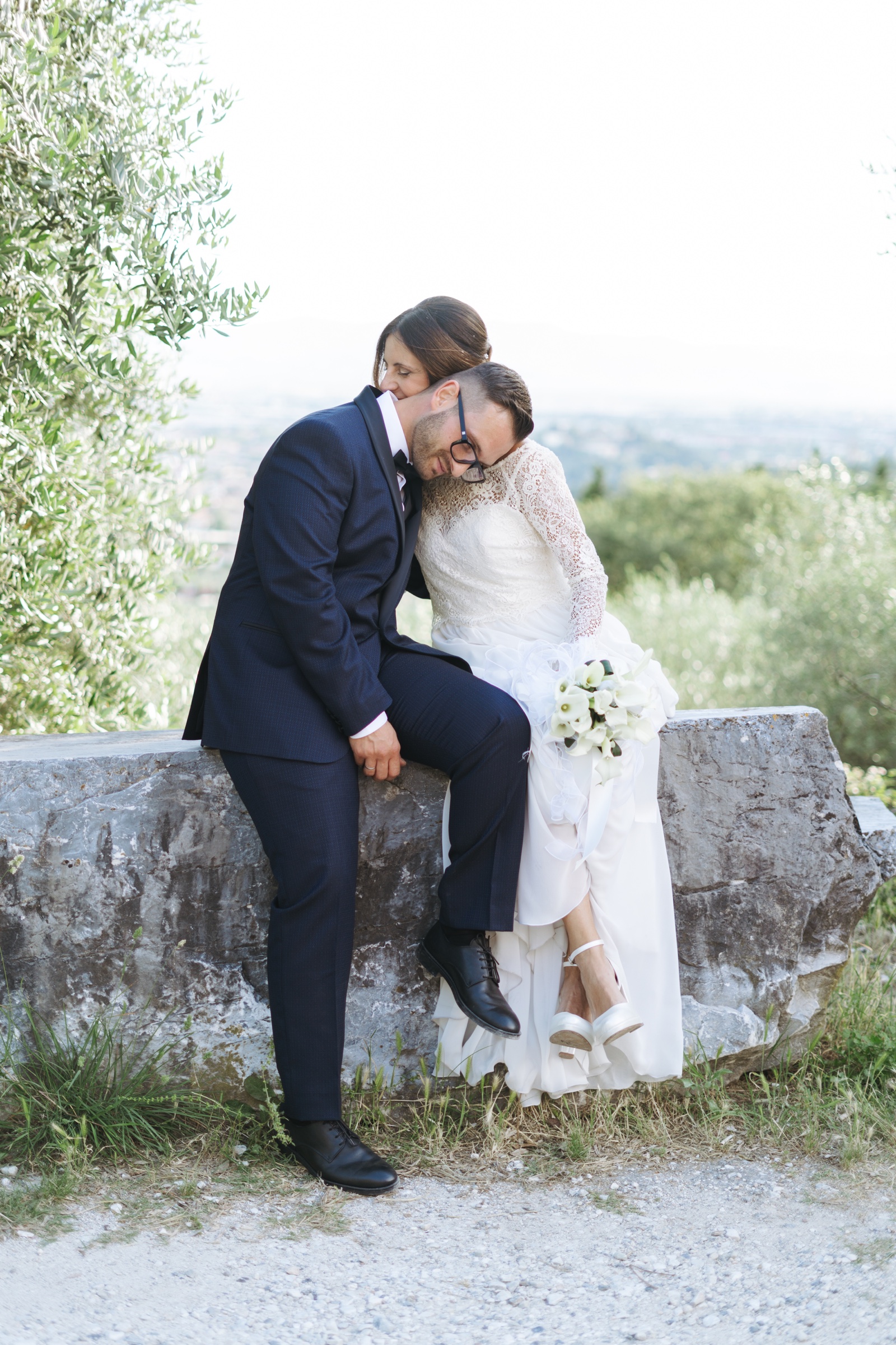 Ilenia e Lorenzo seduti davanti al paesaggio toscano