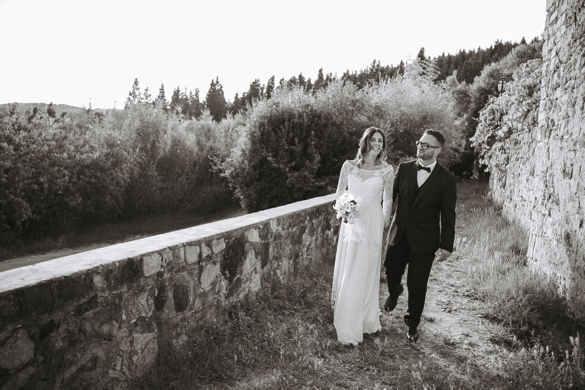 Ilenia e Lorenzo passeggiano con il paesaggio sullo sfondo