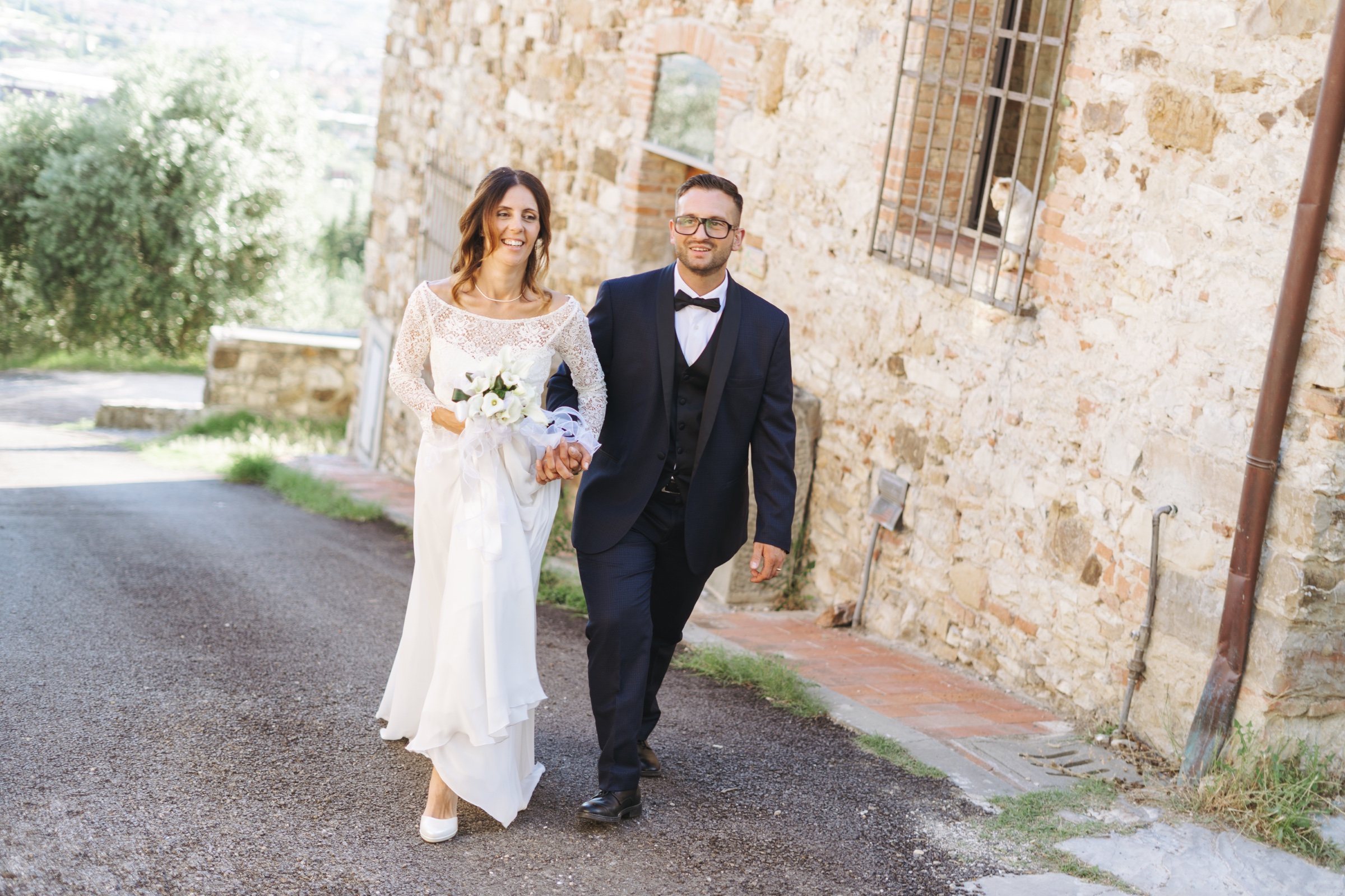 Gli sposi camminano insieme tra le strade del borgo