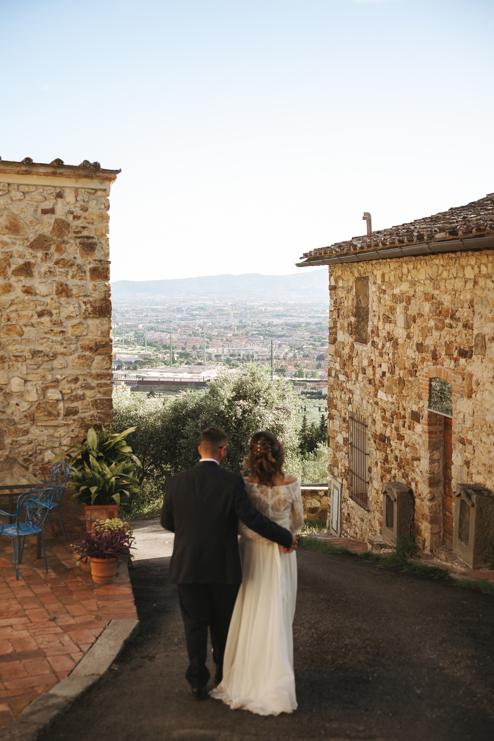 Ilenia e Lorenzo osservano insieme il paesaggio toscano
