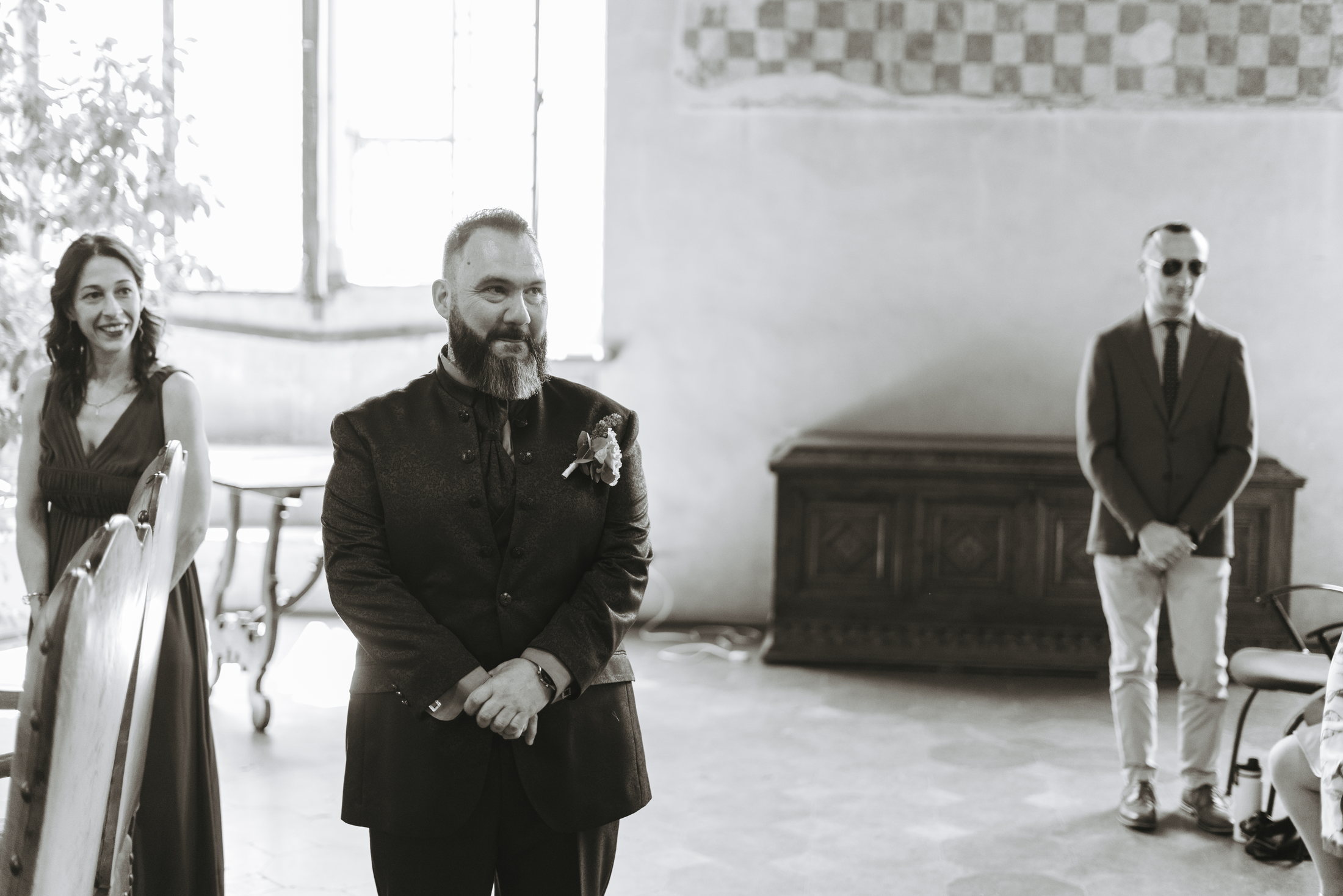Marco attende Marta nella sala della cerimonia