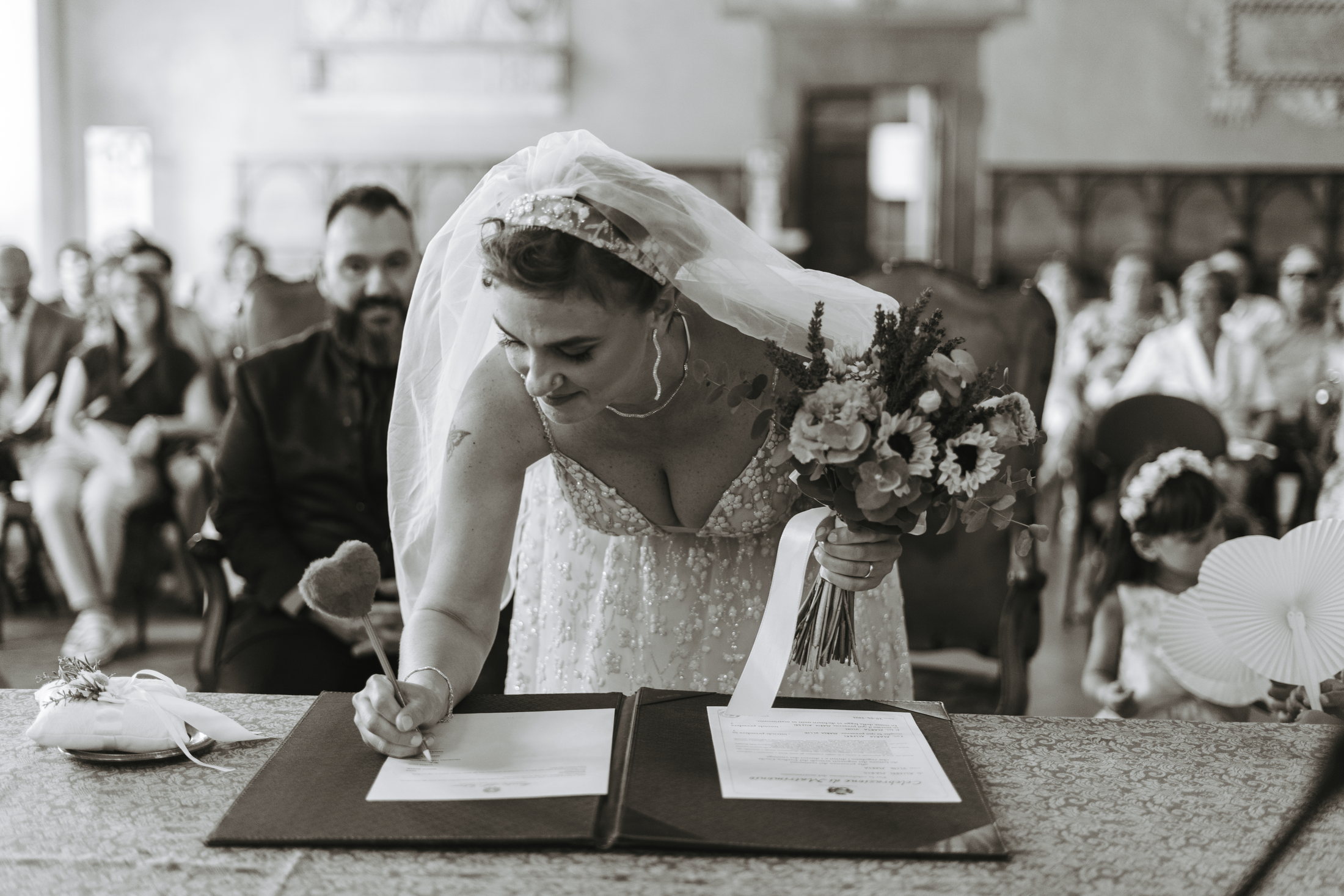 Marta firma il registro del matrimonio