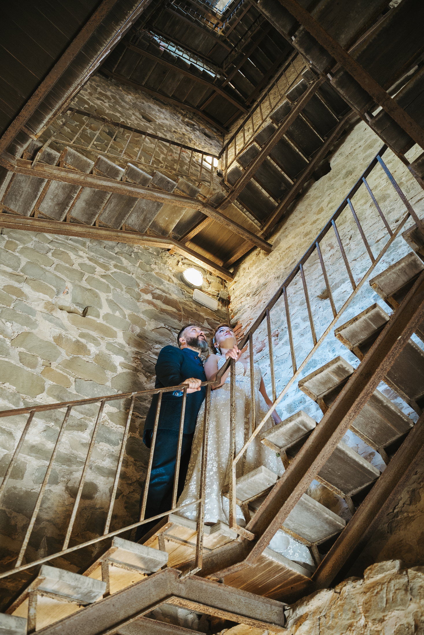 Gli sposi tra le architetture del borgo