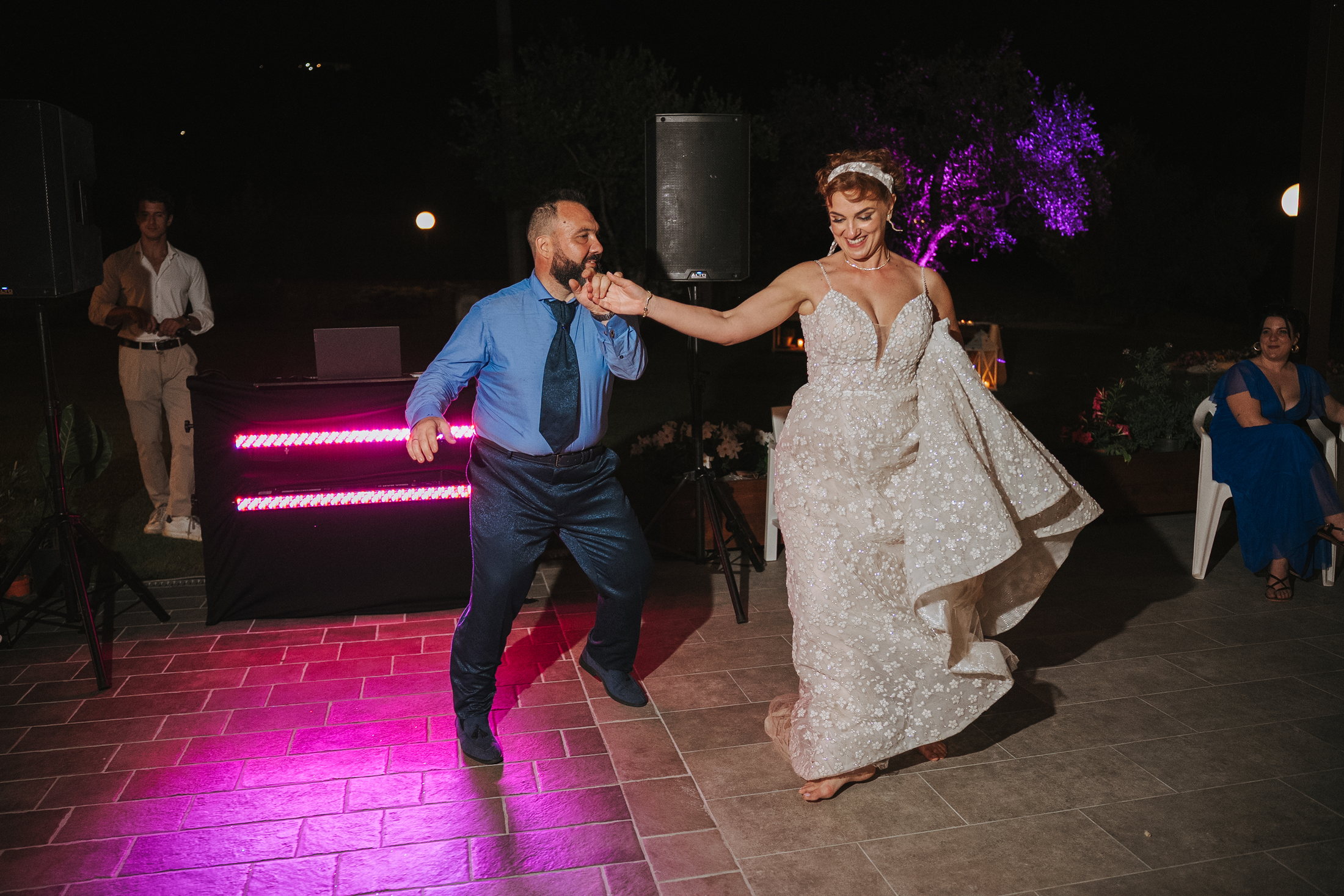 Gli sposi ballano durante la festa