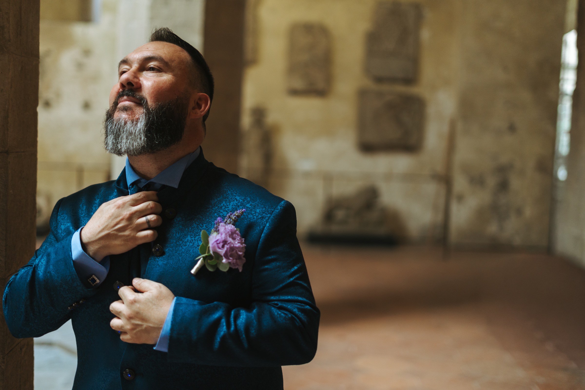 Marco sistema gli ultimi dettagli prima della cerimonia