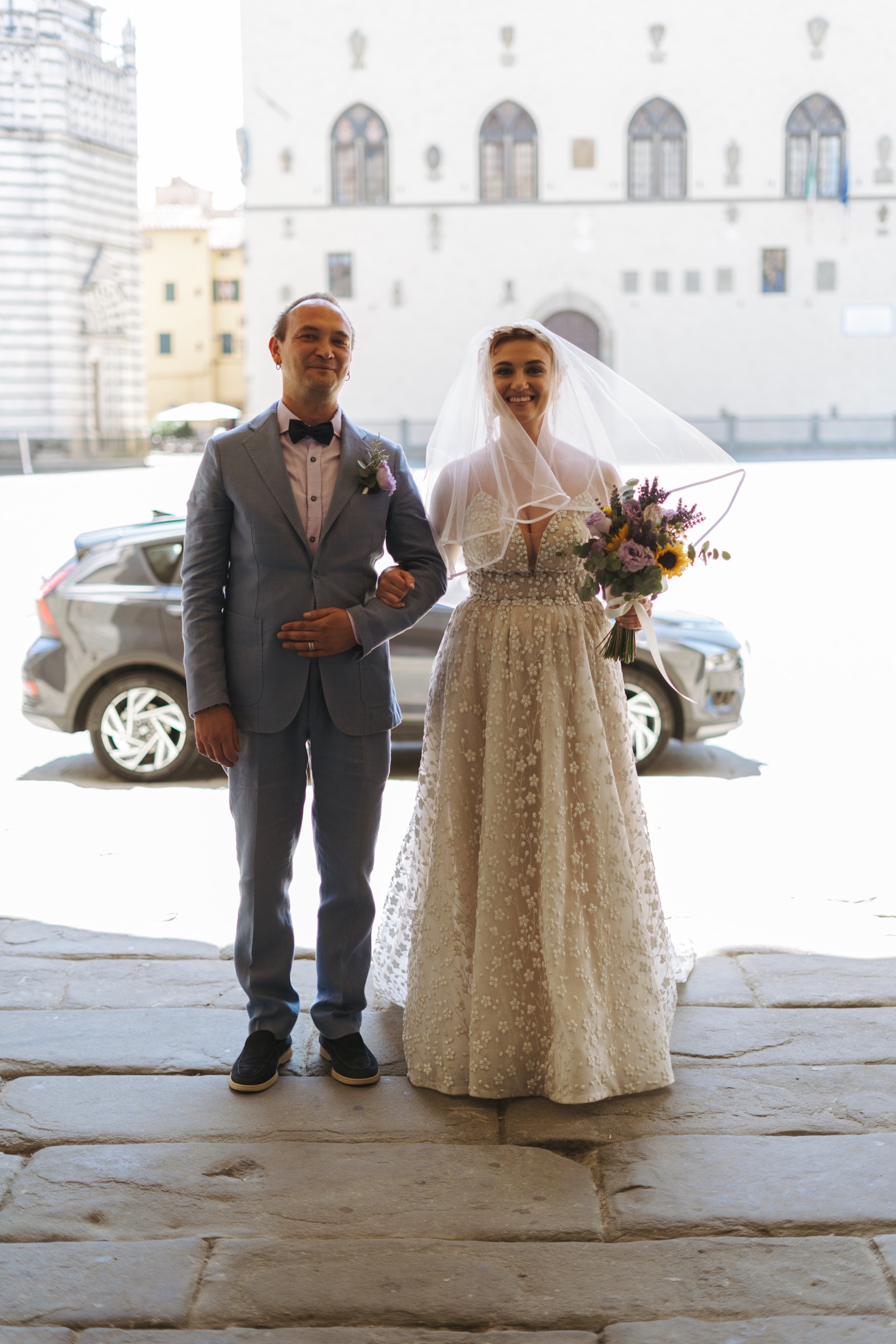 Marta attraversa la piazza verso la sala della cerimonia