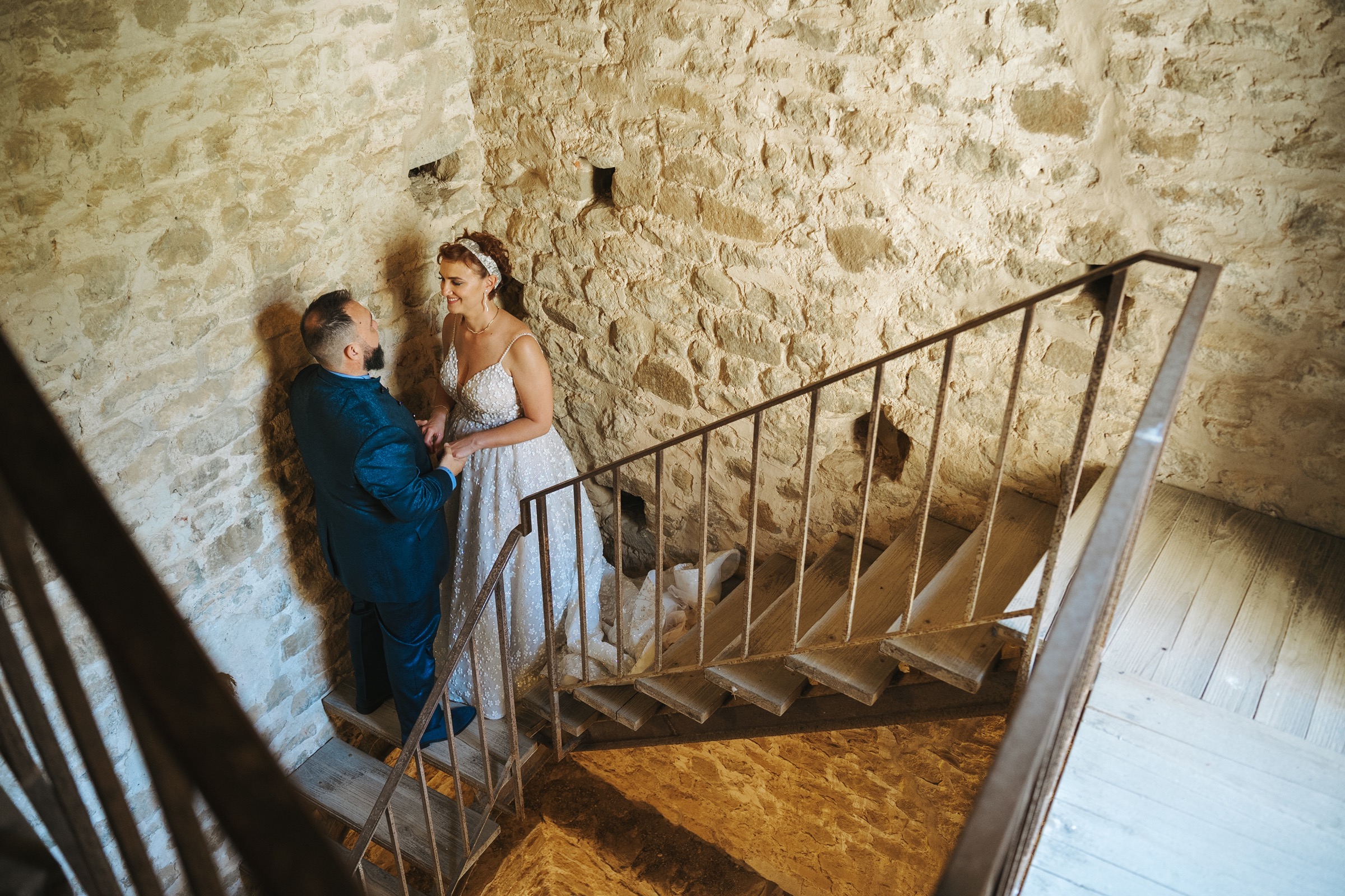 Gli sposi lungo una scala in pietra del borgo