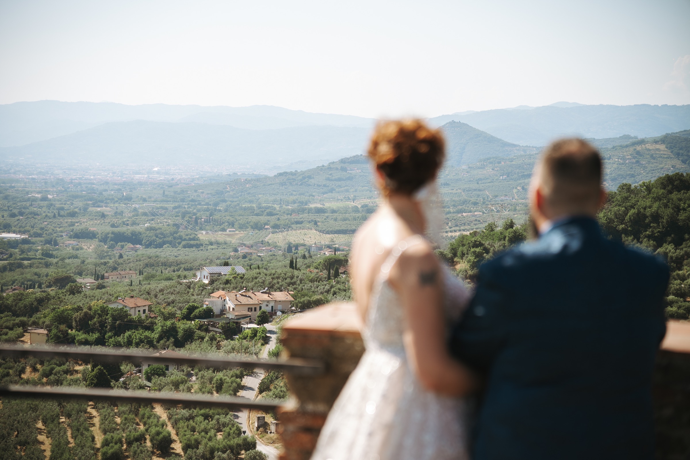Marta e Marco osservano insieme il paesaggio toscano