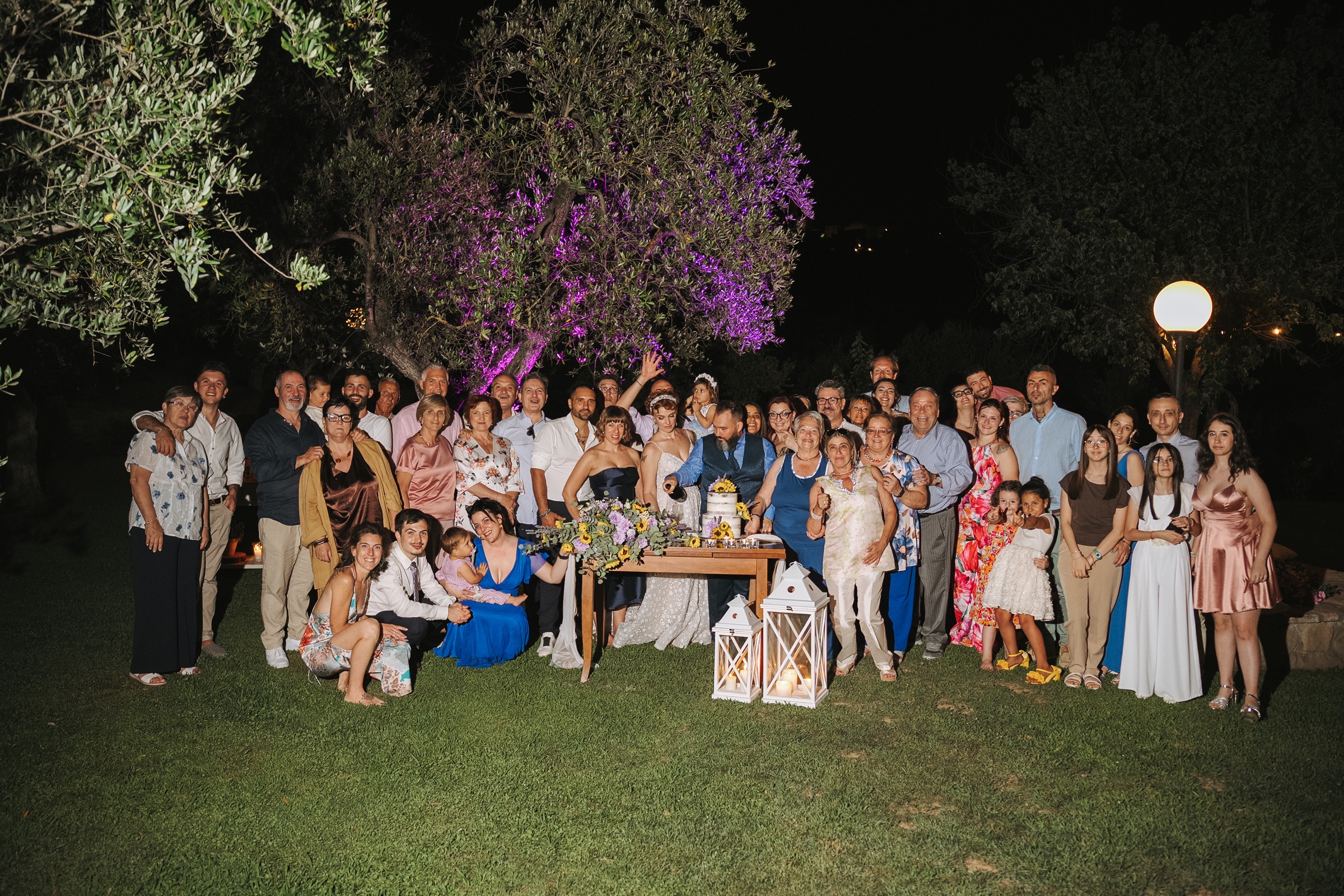 Marta e Marco con gli invitati nella luce della sera