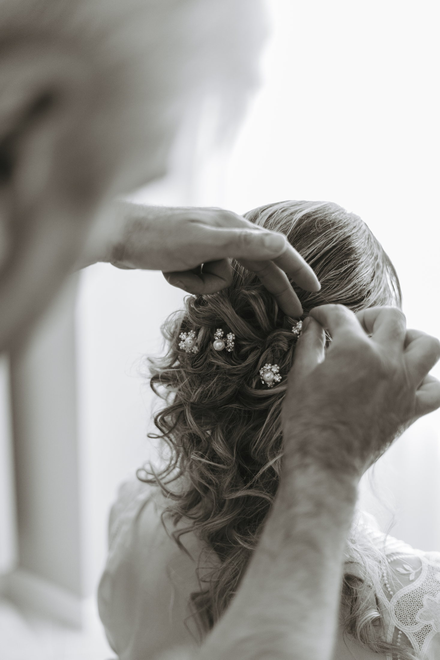 La preparazione dell’acconciatura della sposa