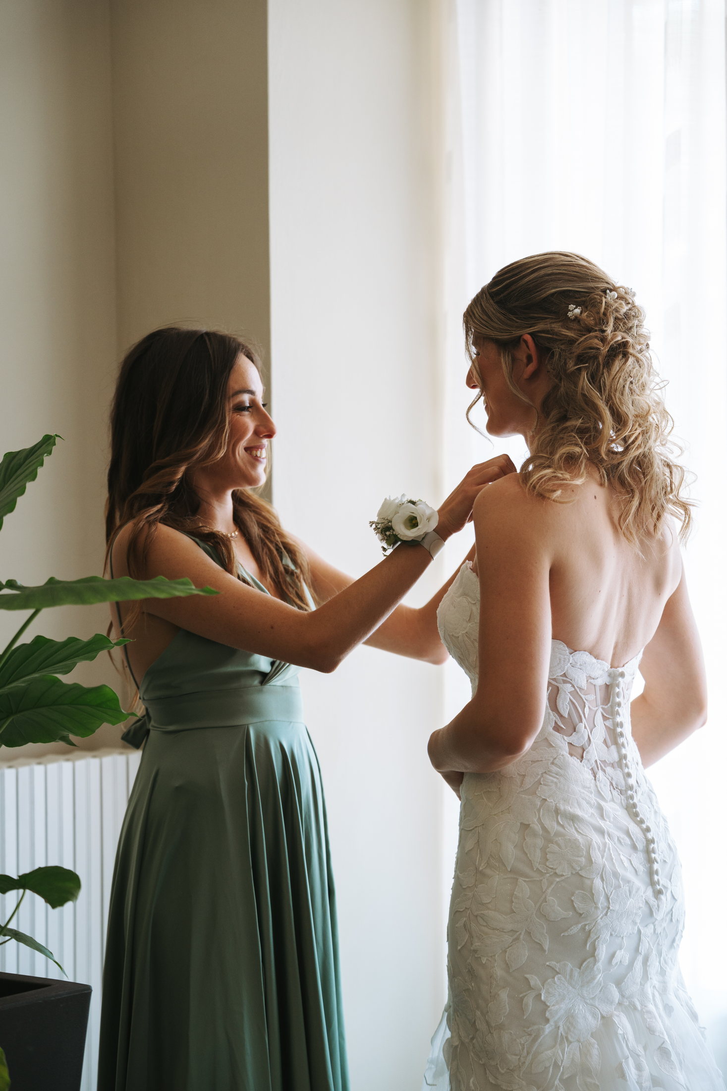 Giulia indossa l’abito da sposa