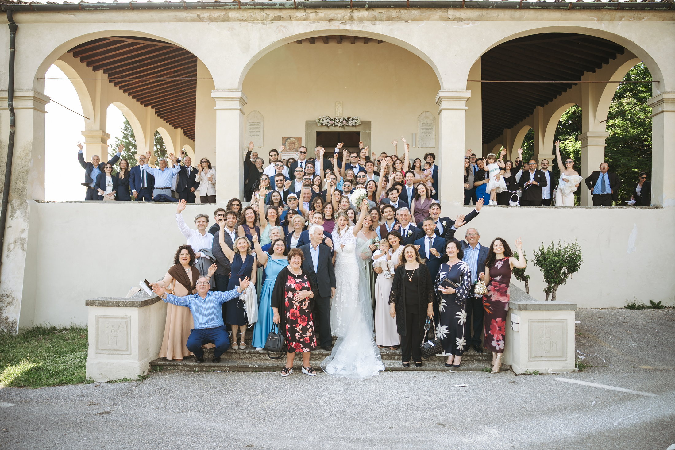 Gli sposi con gli invitati fuori dalla chiesa