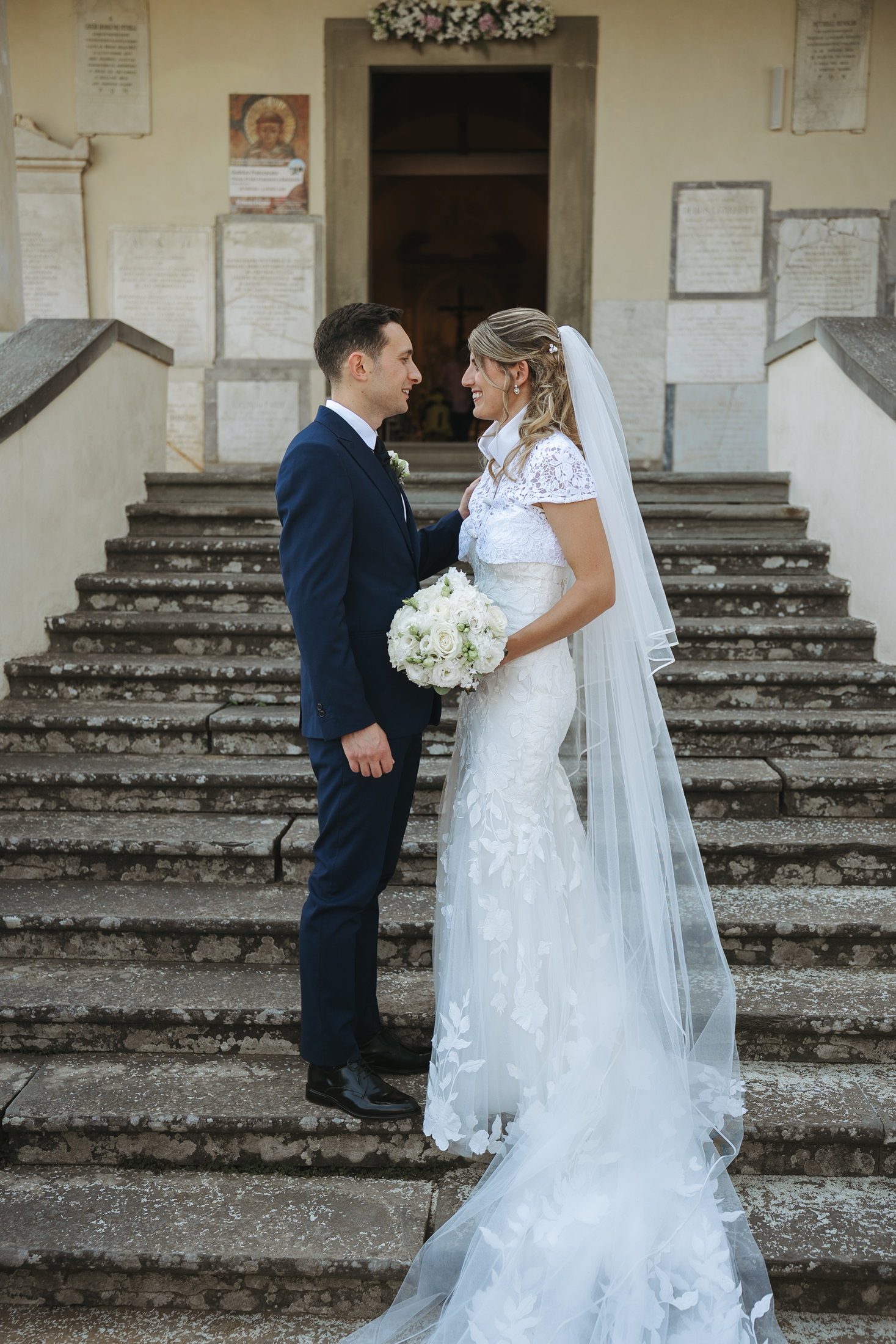 Simone e Giulia sulla scala della location