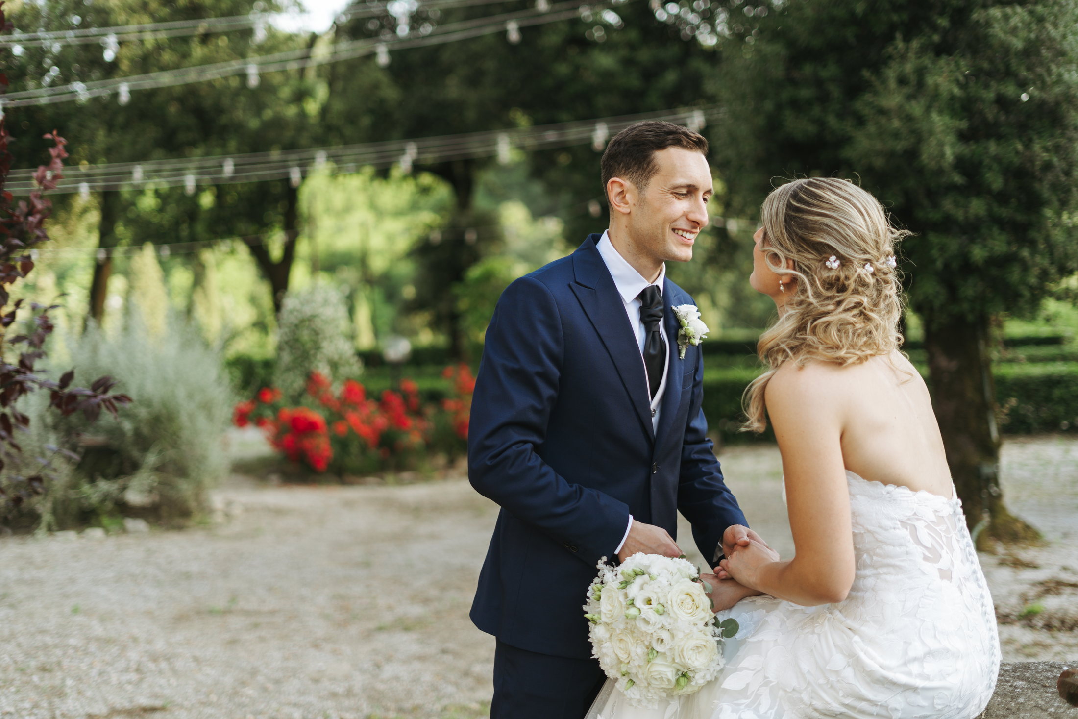 Simone e Giulia insieme nel giardino della location