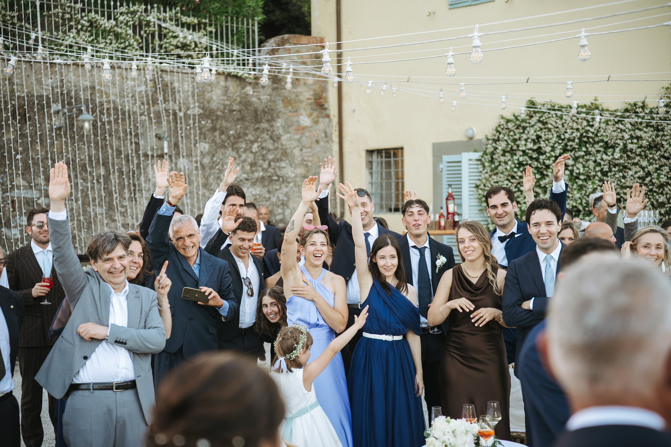Gli invitati festeggiano durante il ricevimento