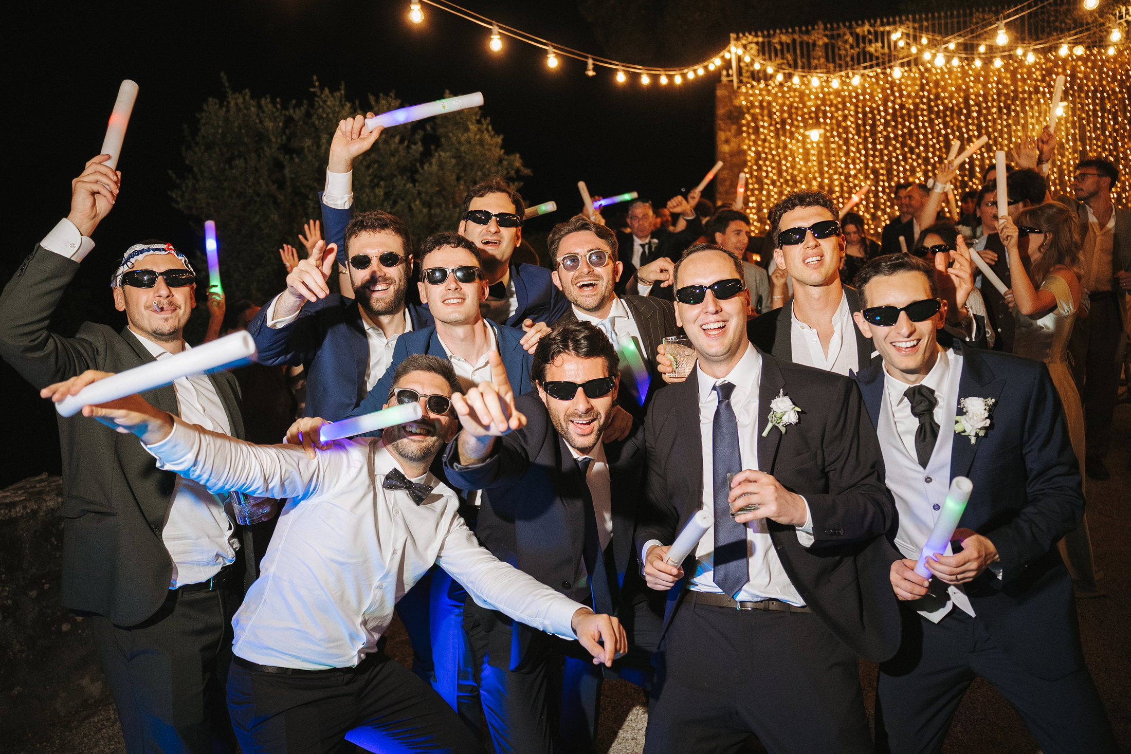 Gli invitati ballano con gli sposi
