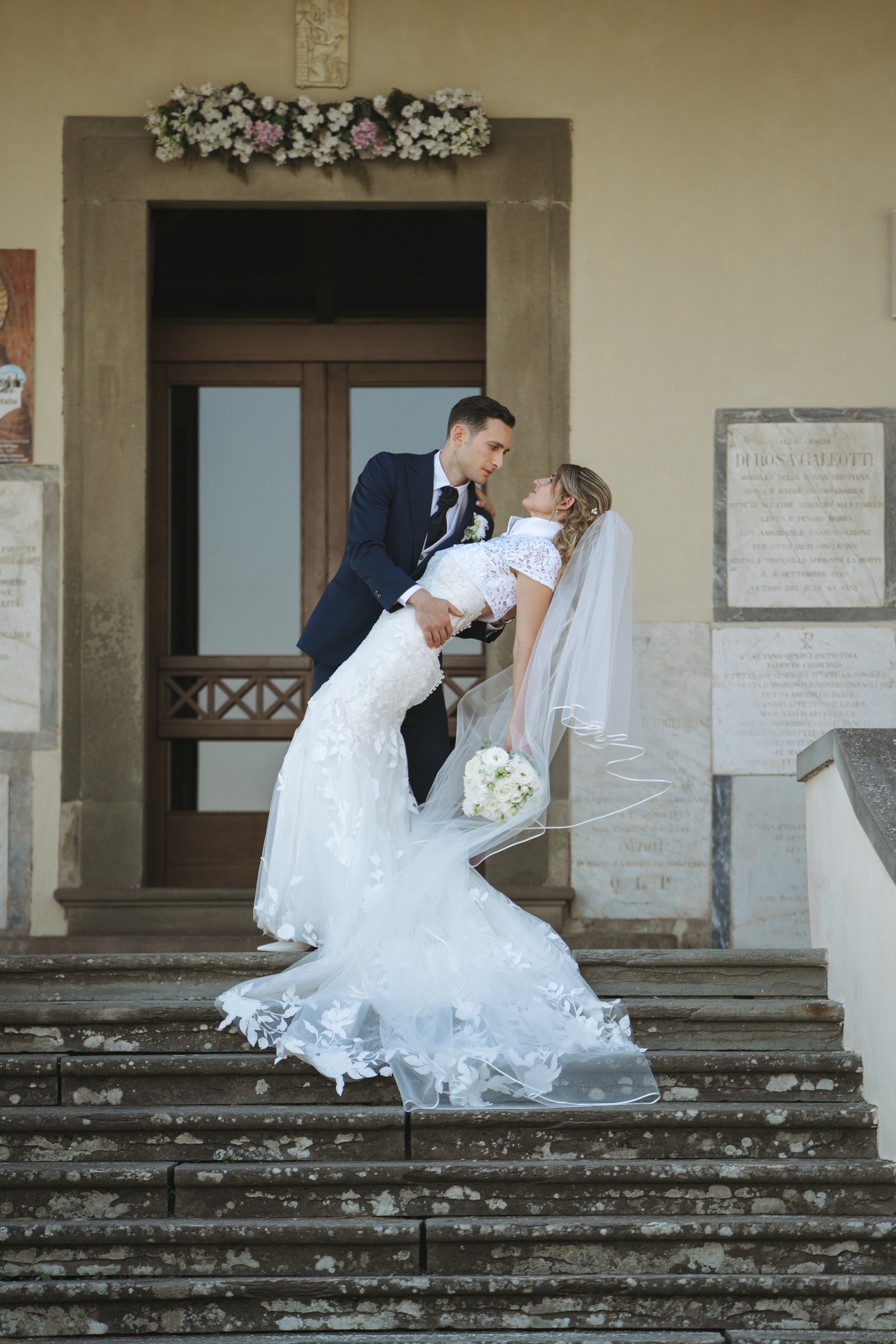 Simone e Giulia si baciano sulla scala