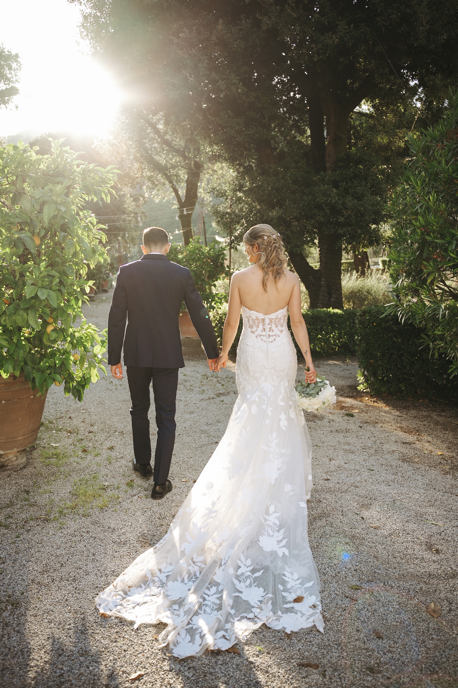 Simone e Giulia camminano mano nella mano nel giardino