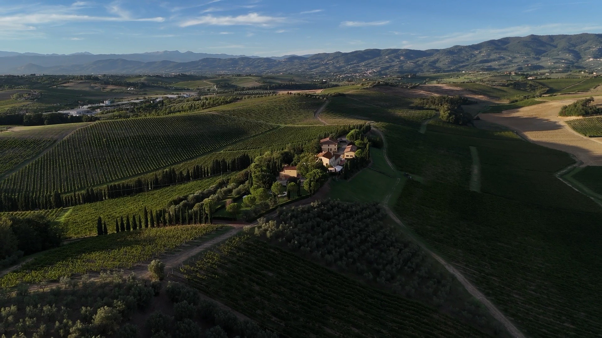 Paesaggio e location tra le colline toscane ripresi con il drone