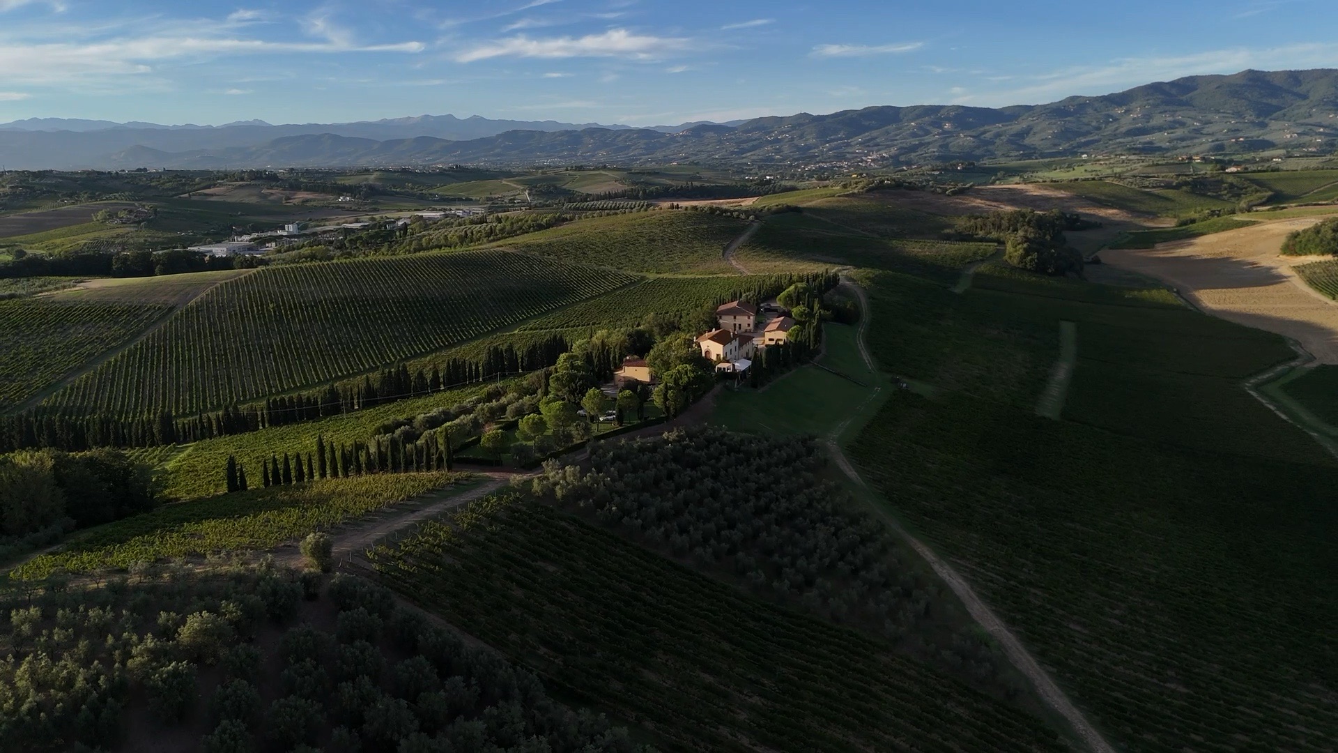 Panorama rurale della Toscana ripreso durante un volo con il drone