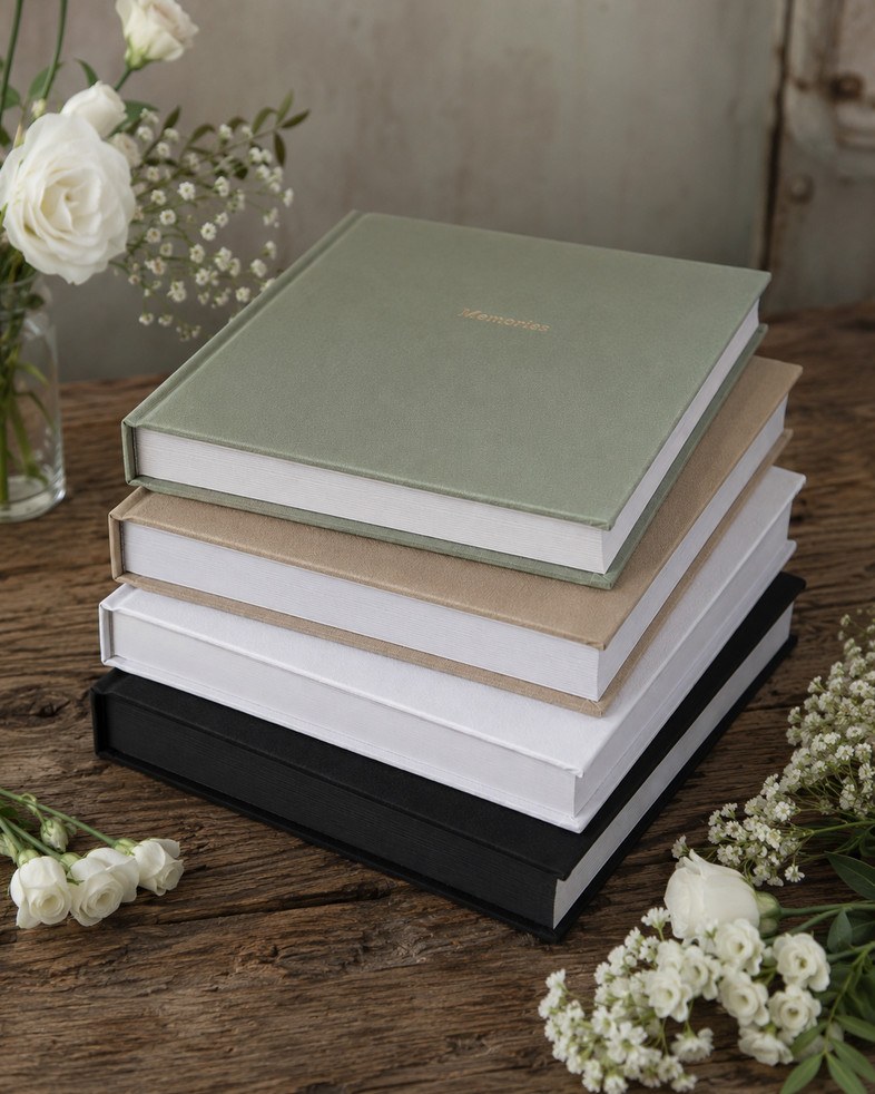 Pagina di un guestbook con fotografia e dedica degli ospiti