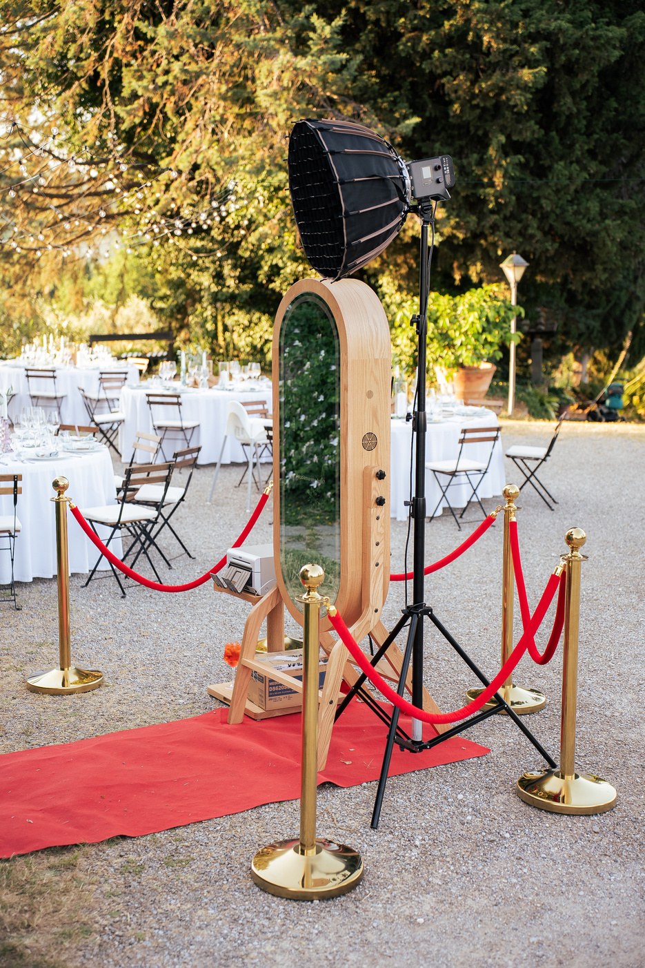 Photobooth a specchio con red carpet allestito per un matrimonio