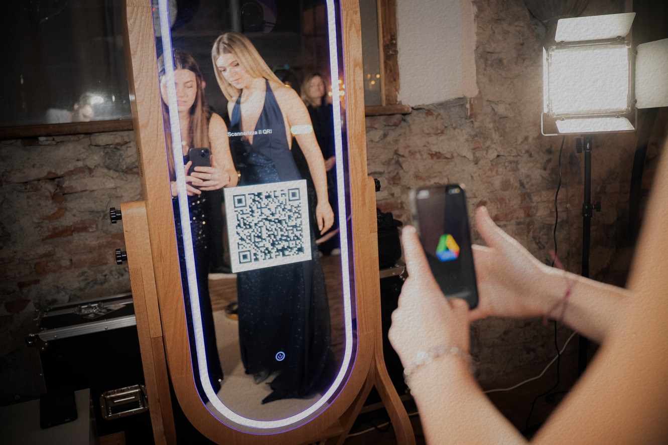 Ospite davanti al Photobooth a specchio durante un matrimonio