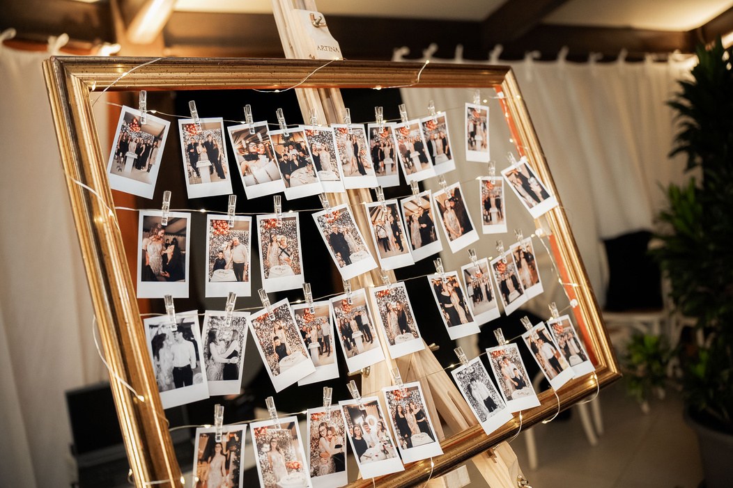 Cornice con fotografie Polaroid appese su un cavalletto