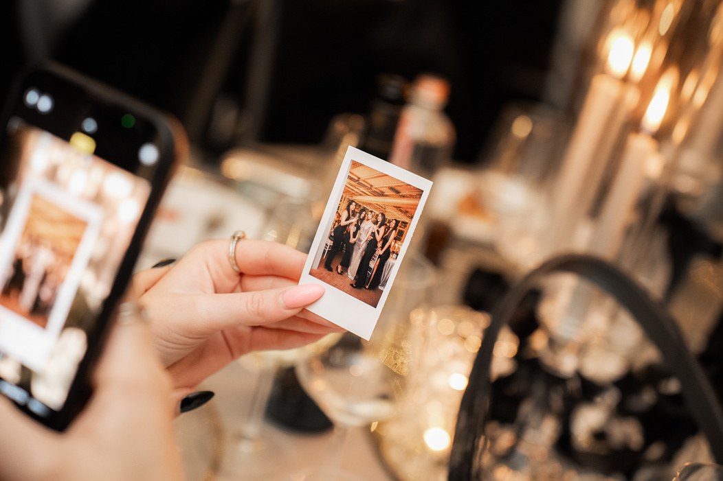 Fotografia istantanea tenuta in mano durante un matrimonio